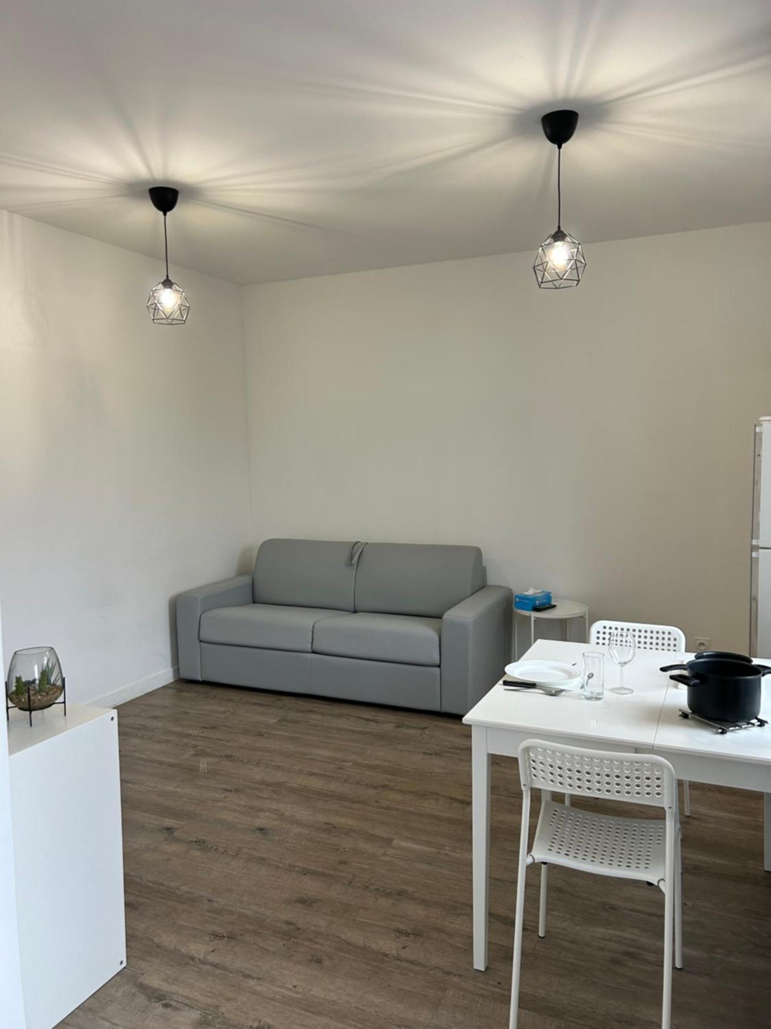 Superbe Studio Meuble Avec Parking Мобёж Экстерьер фото